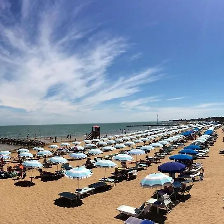 Very Nice Studio With Seaview Terrace Close To The Beach Lignano Sabbiadoro