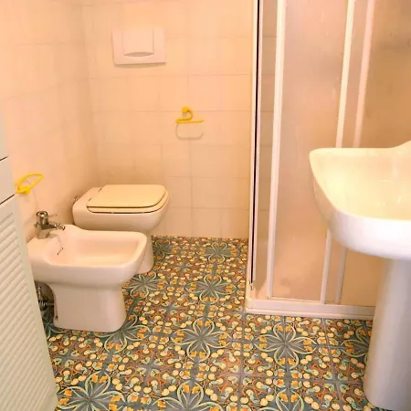 アパート Very Nice Studio With Seaview Terrace Close To The Beach リニャーノ・サッビアドーロ